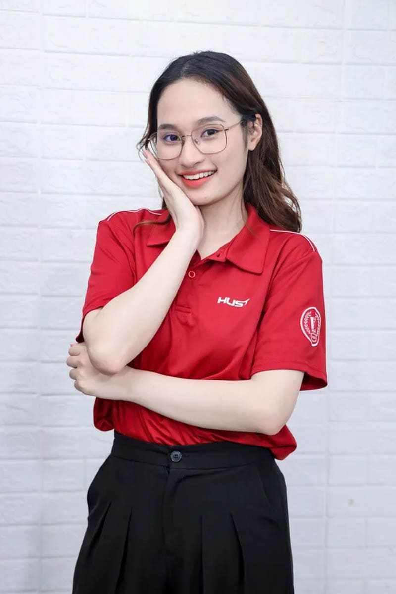 Áo polo đỏ nổi bật