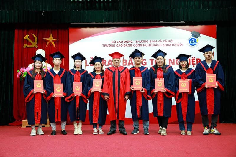 Đồng phục tốt nghiệp Đại học Bách Khoa