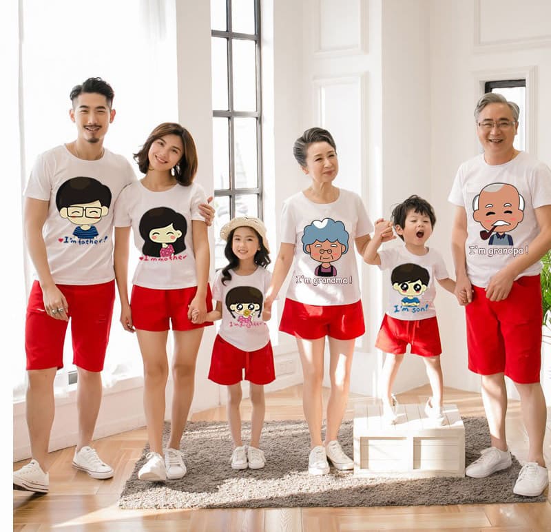 Đồng phục gia đình màu trắng đỏ với họa tiết đáng yêu