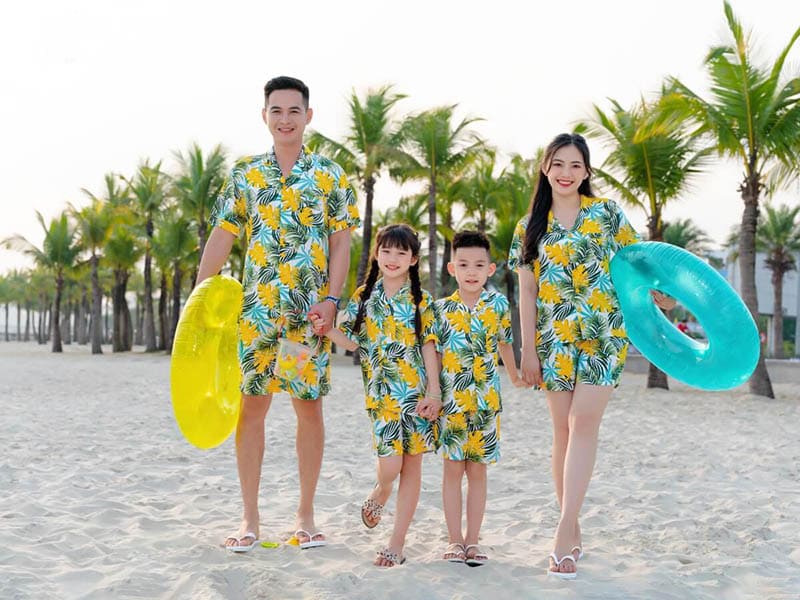Trang phục màu hè đi biển nổi bật họa tiết Hawaii