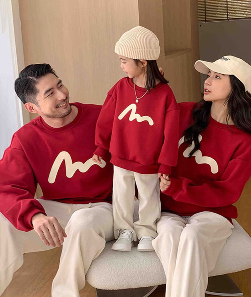 Mẫu áo sweeter gia đình màu đỏ ấm áp