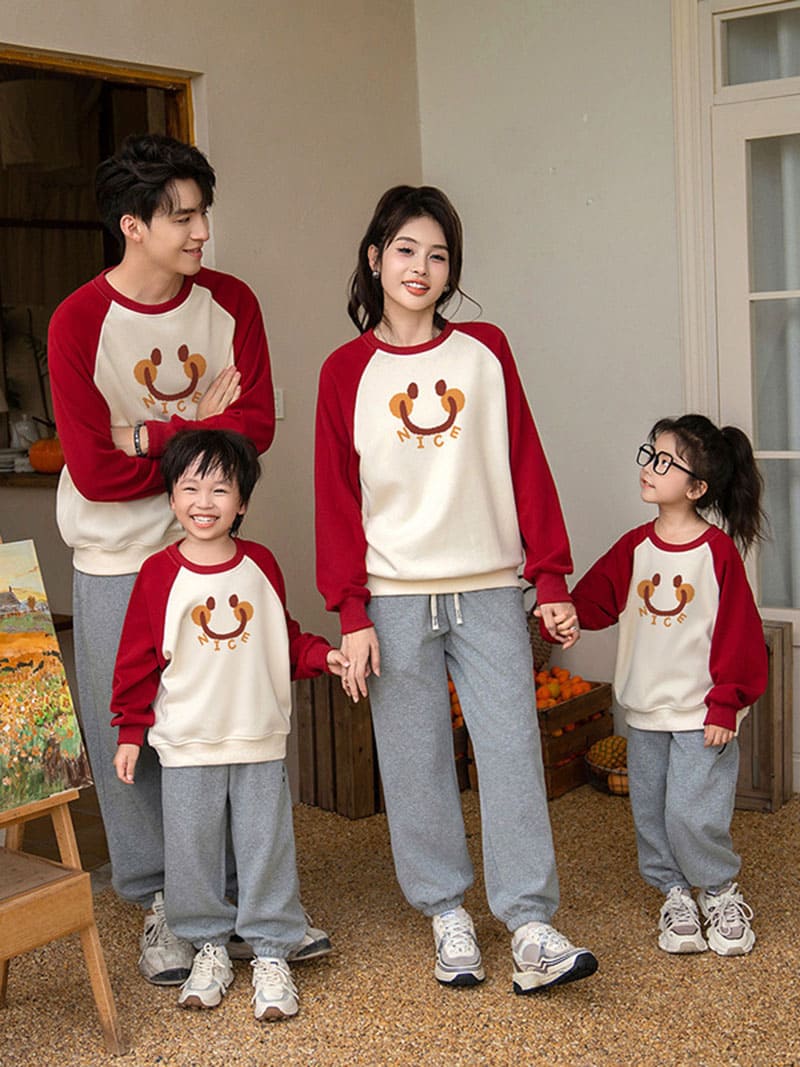 Set đồng phục cho cả nhà màu đỏ trắng kèm quần ống rộng