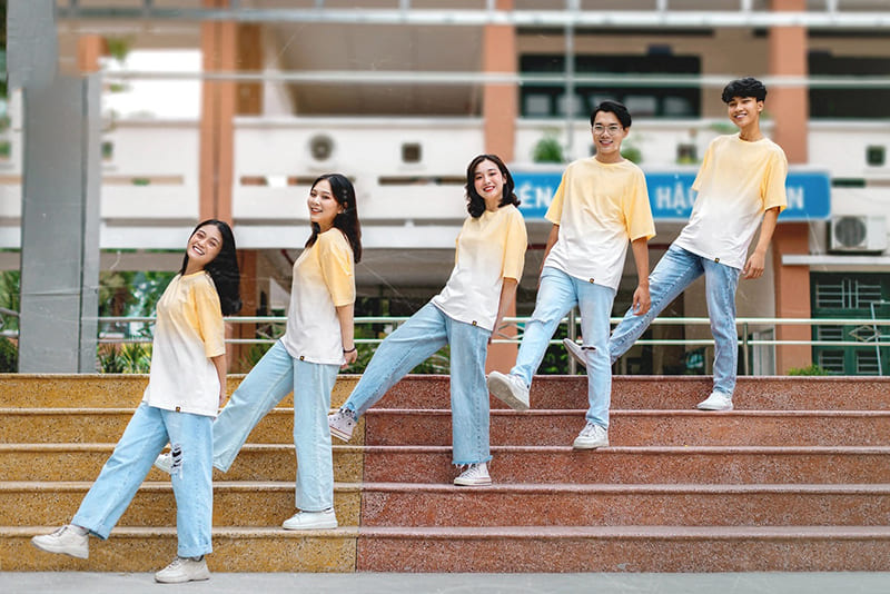Áo phông mix cùng quần jeans
