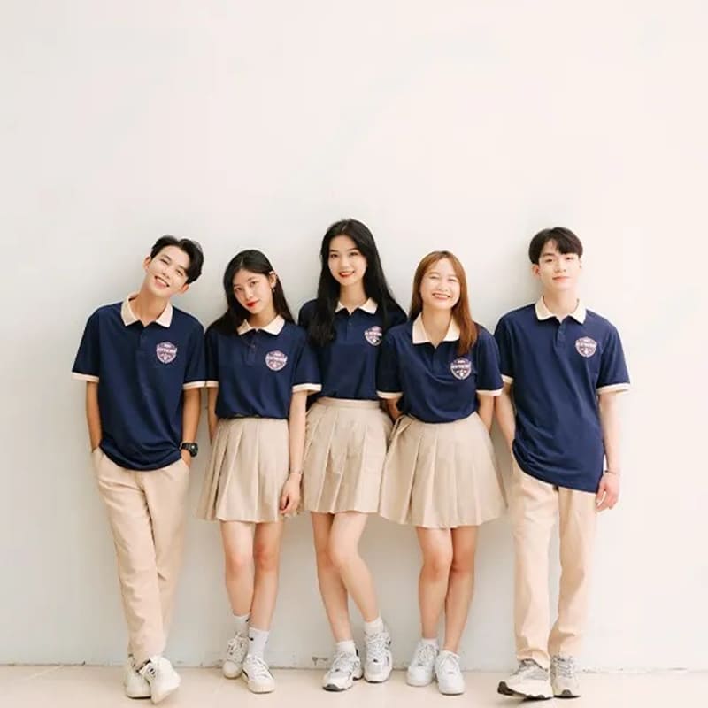 Áo polo kết hợp cùng quần jeans/kaki