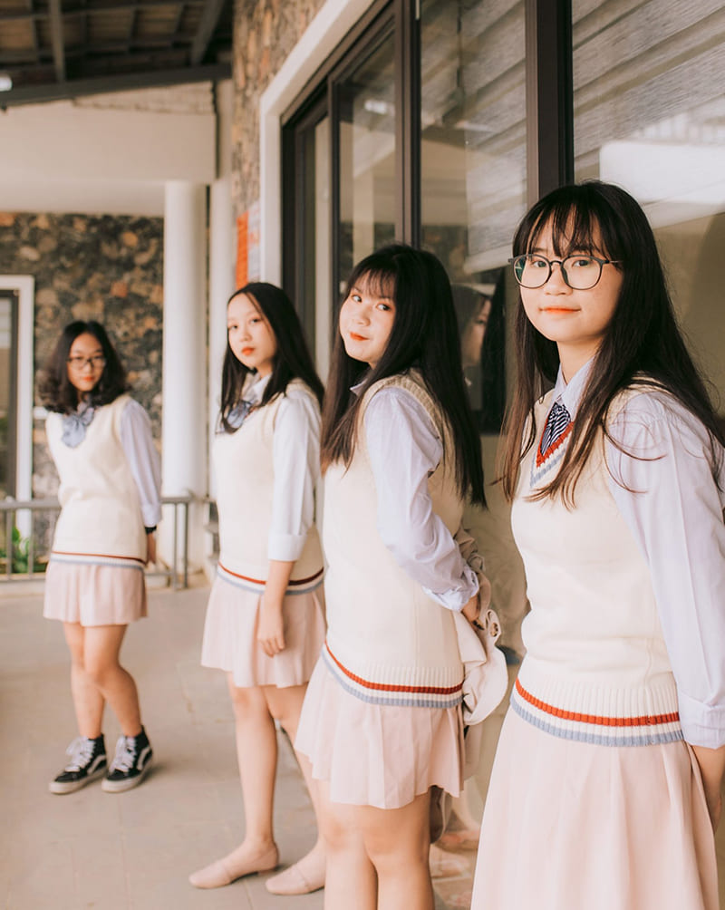 Chân váy chữ A ngắn kết hợp cùng áo len gile