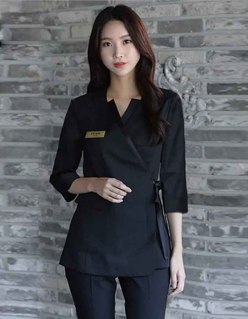 Đồng phục spa màu đen với áo và quần cho nữ