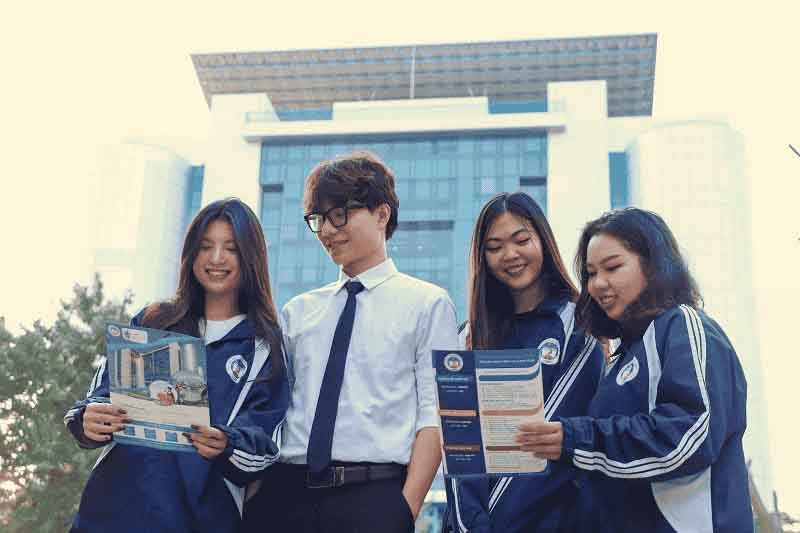Đồng phục trường NEU đa dạng về kiểu dáng, chất liệu
