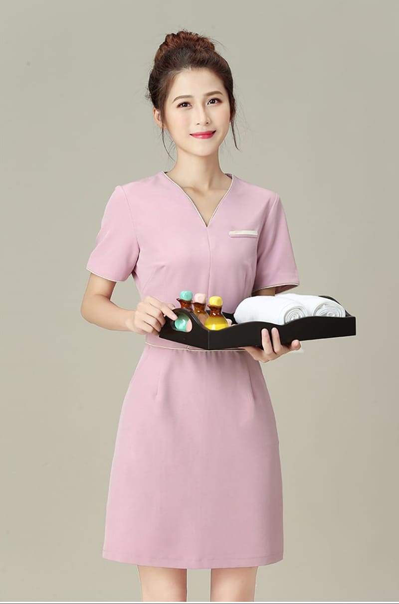 Mẫu váy đồng phục spa màu hồng nhạt cổ tim thanh lịch
