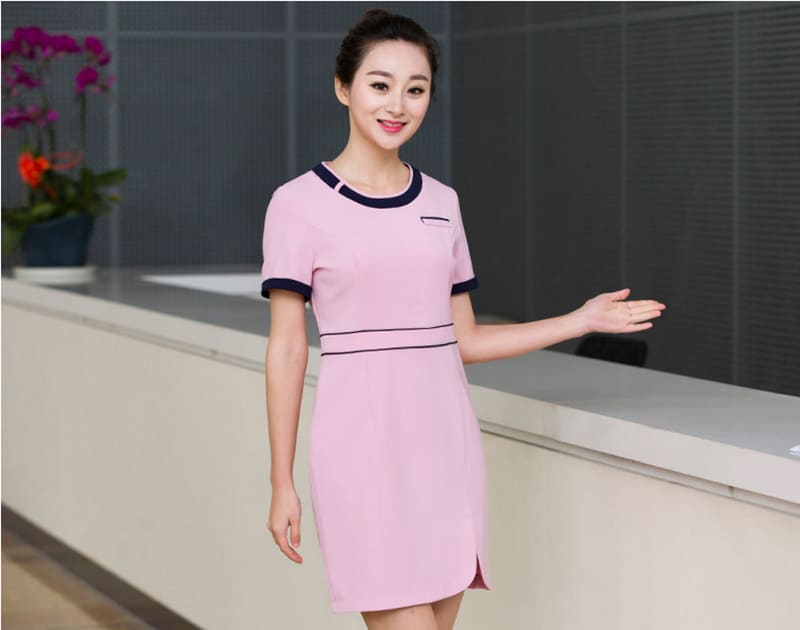 Mẫu váy đồng phục spa màu hồng cho lễ tân