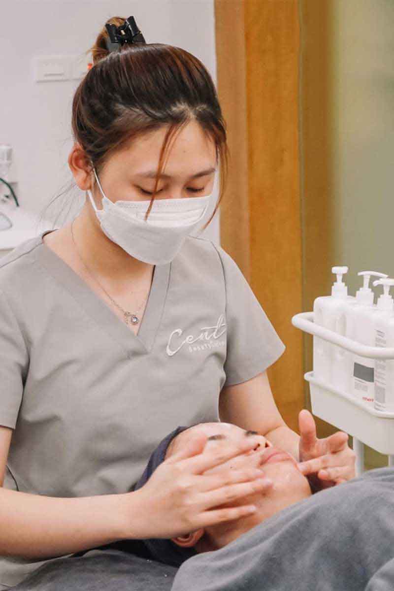 Đồng phục spa màu xám tạo cảm giác cao cấp, chuyên nghiệp