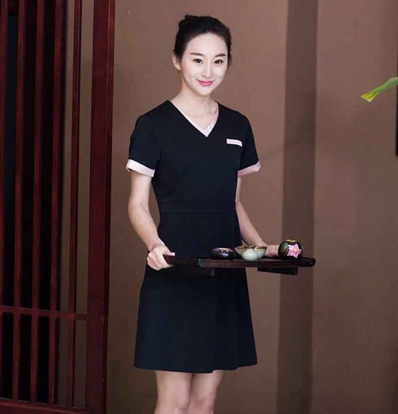 Mẫu váy liền đồng phục spa cổ tim thiết kế đơn giản