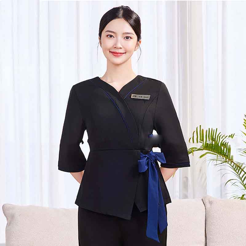 Đồng phục spa màu đen được ưa chuộng vì dễ dàng kết hợp với các phụ kiện khác