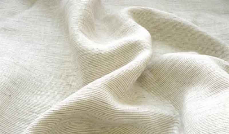 Vải linen nổi bật với độ mịn, mát lạnh và mềm mại