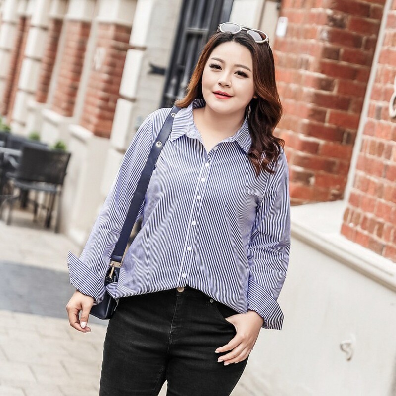 Áo sơ mi dáng suông với sọc nhỏ