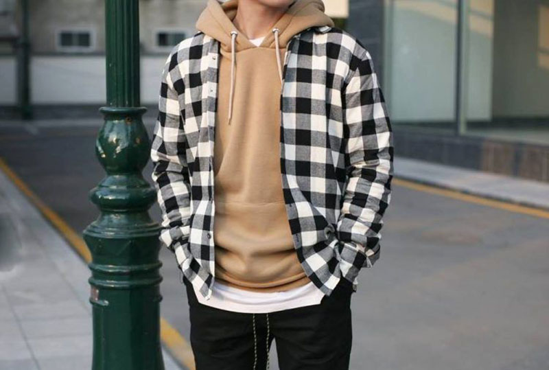 Kết hợp áo sọc nam với áo hoodie trẻ trung, hiện đại
