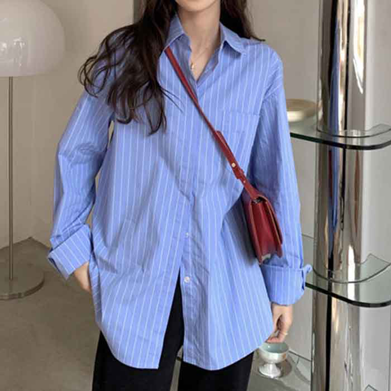 Áo sơ mi kẻ dọc giúp cả người trông gọn gàng hơn