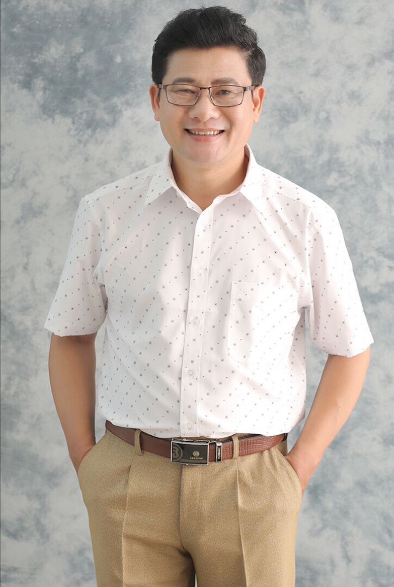 Các mẫu áo trơn hoặc họa tiết nhỏ dễ mặc hàng ngày