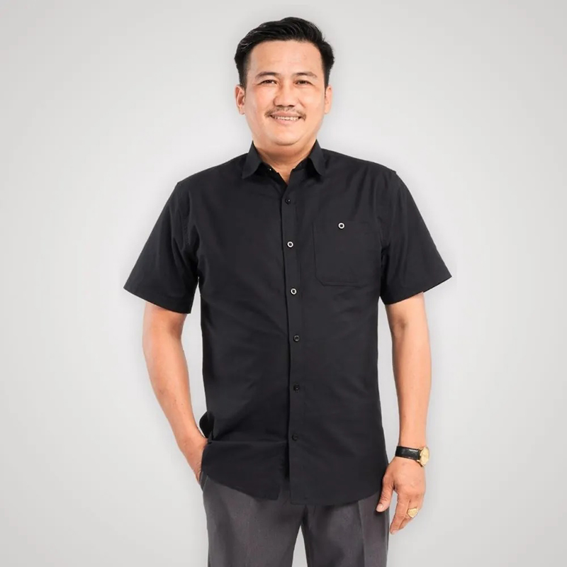 Mẫu áo sơ mi màu đen trơn đơn giản