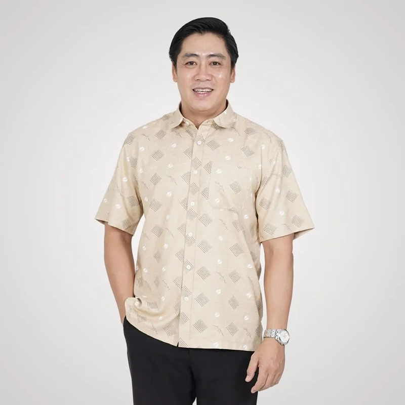 Phối áo sơ mi cùng quần tối màu giúp tăng vẻ sang trọng, lịch sự