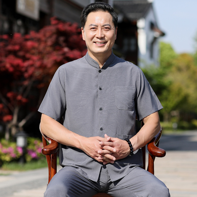 Kiểu áo sơ mi cổ tàu với họa tiết đơn giản