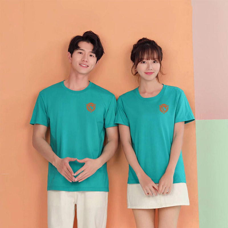 Mẫu áo đồng phục màu xanh có in logo ở ngực trái đơn giản