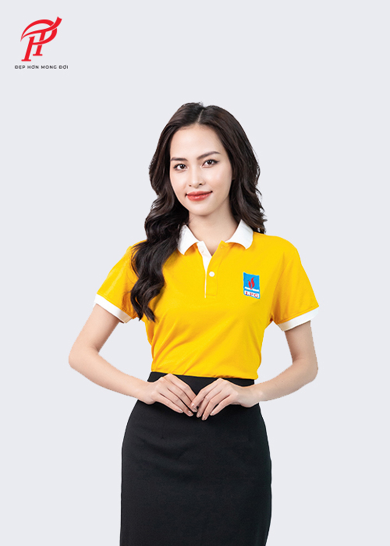 Mẫu áo polo màu vàng đơn giản với logo thương hiệu