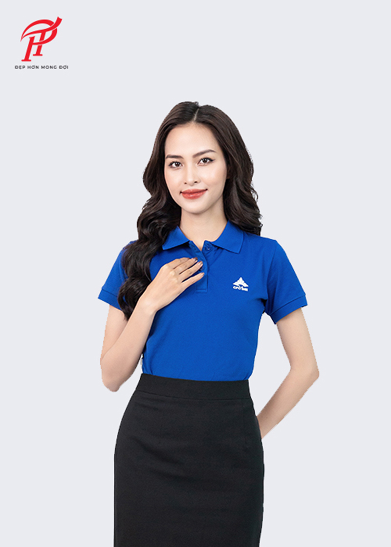 Áo đồng phục màu xanh da trời với logo thêu