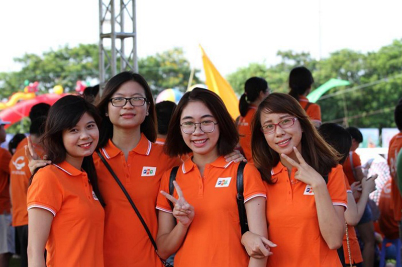 Mẫu áo đồng phục tại một sự kiện của FPT với màu cam đặc trưng