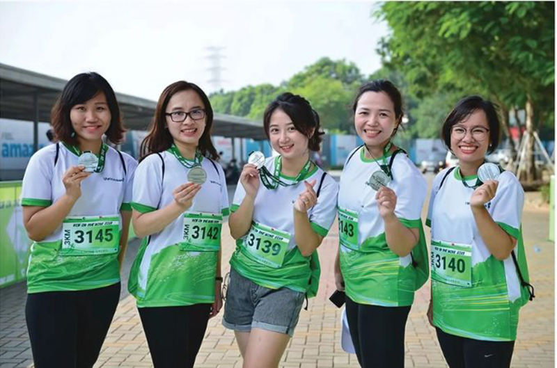 Mẫu áo đồng phục cổ tròn màu xanh cho sự kiện xanh