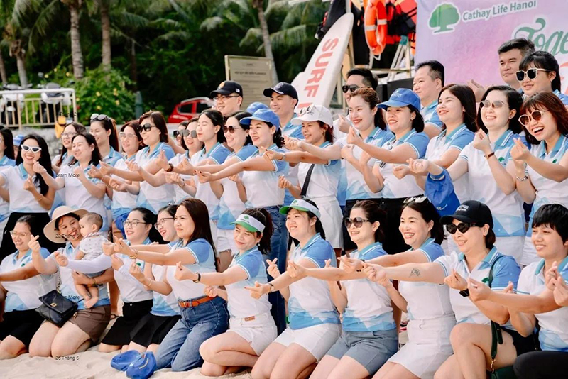 Đồng phục team building màu xanh trắng đại diện thương hiệu