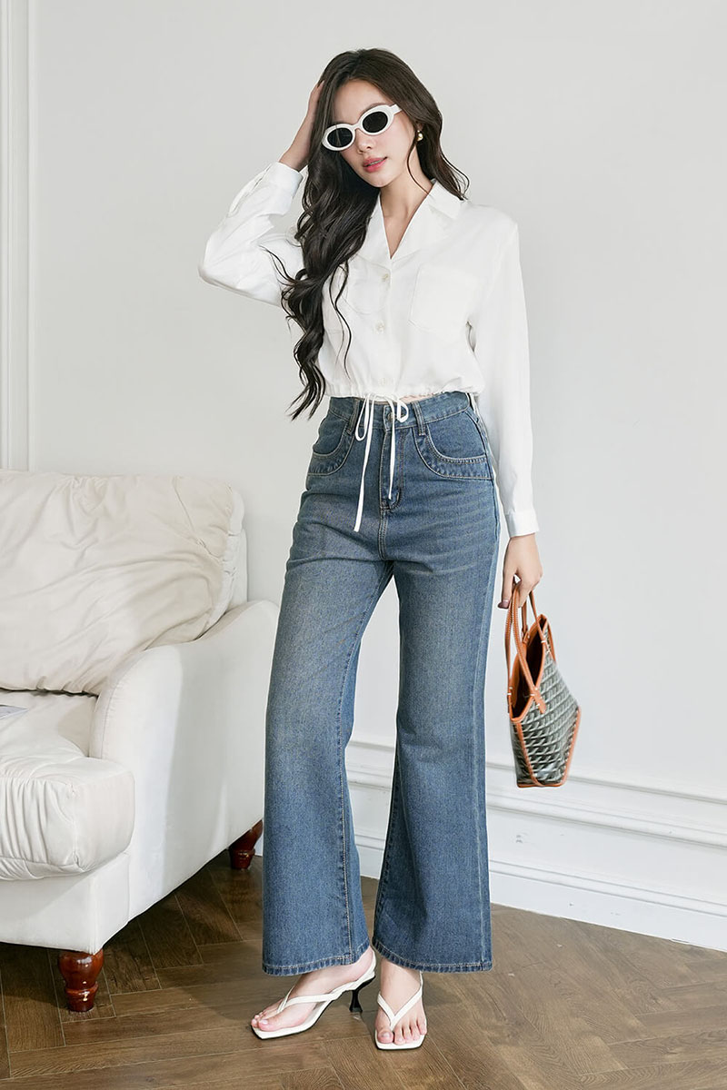 Phối áo sơ mi trắng với quần jean cạp cao đầy thanh lịch