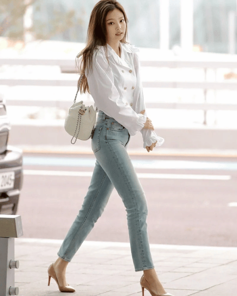 Phối áo sơ mi trắng với quần jean vừa với cơ thể giúp các chị em khoe dáng hiệu quả