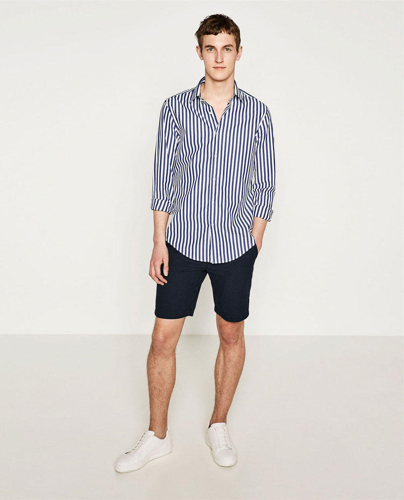 Phối áo sơ mi xanh nam với quần short đơn giản