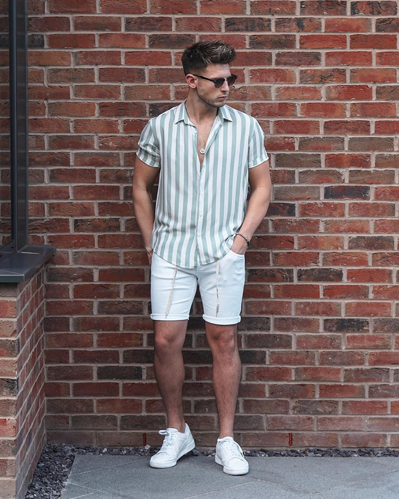 Áo sơ mi sọc kết hợp cùng quần short trắng và giày sneaker
