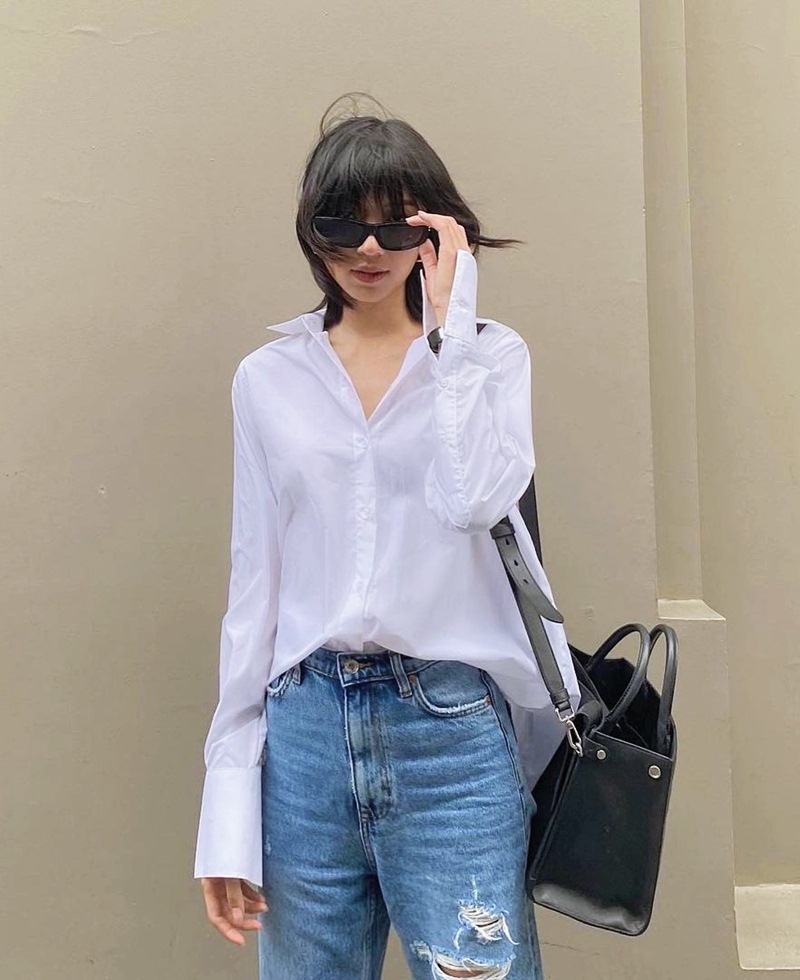Sơ mi trắng kết hợp cùng quần jean rách thể hiện cá tính mạnh mẽ