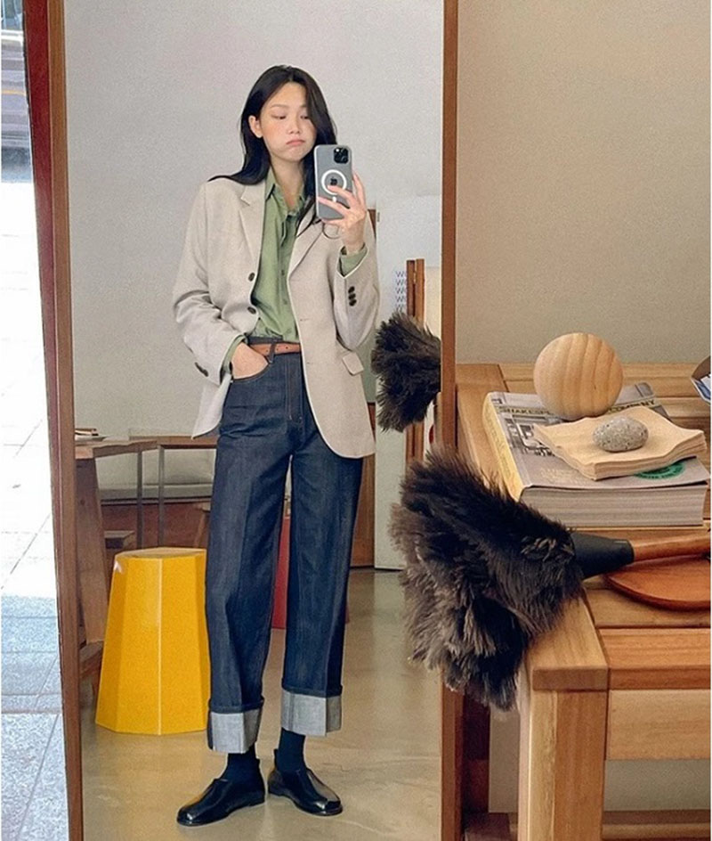 Mix quần bò ống rộng cùng áo blazer cho ngày thu đông