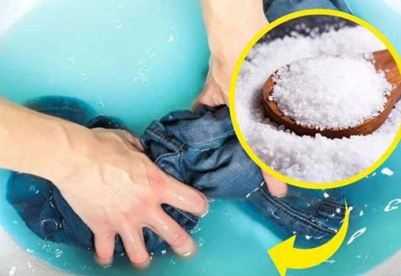 Ngâm quần áo với nước muối