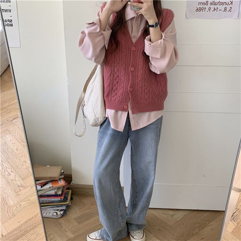 Phối quần bò ống rộng với áo sơ mi và gile len