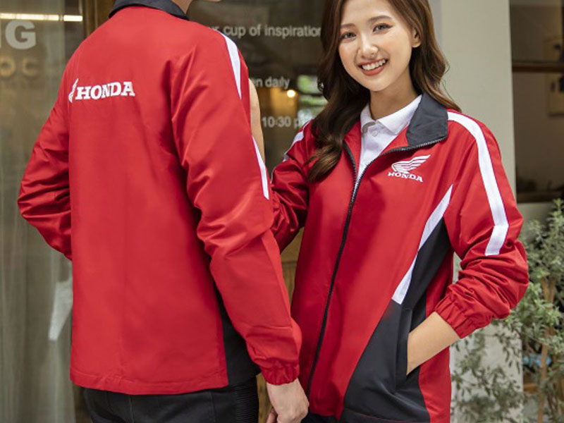 Áo khoác đỏ họa tiết trắng đen của Honda