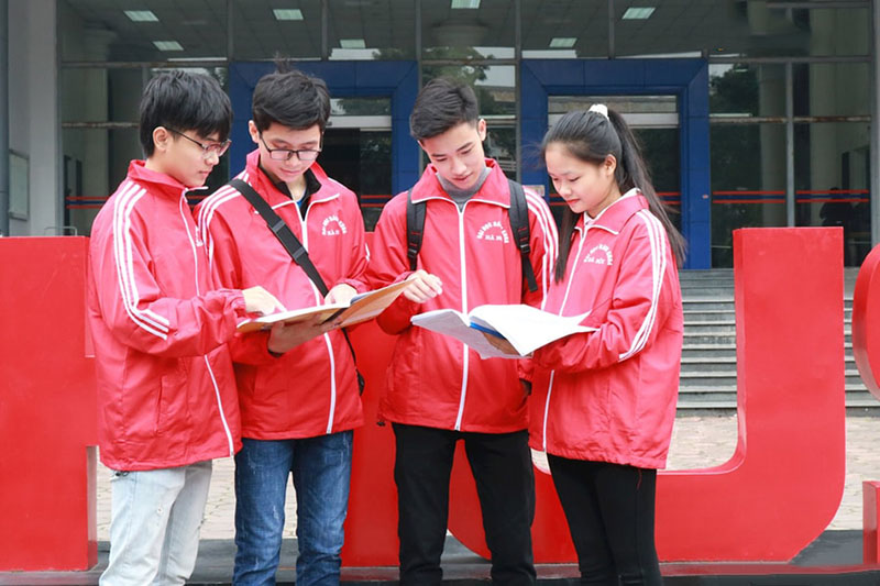 Mẫu áo gió màu đỏ kẻ trắng cho sinh viên