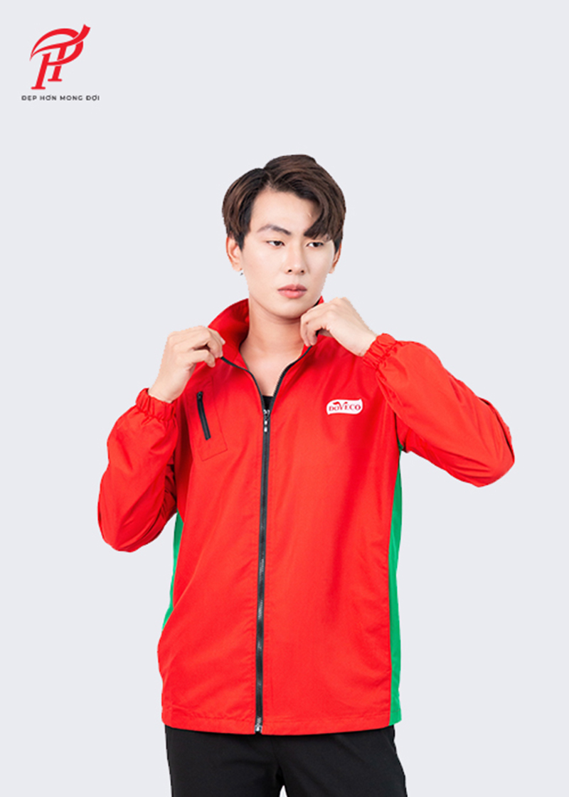 Áo gió màu đỏ kết hợp màu xanh nổi bật