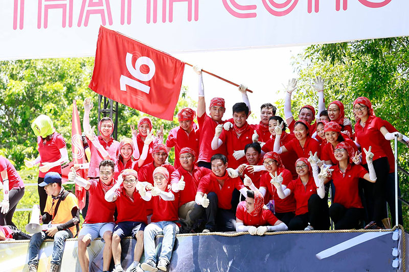 Áo polo đỏ cho sự kiện ngoài trời