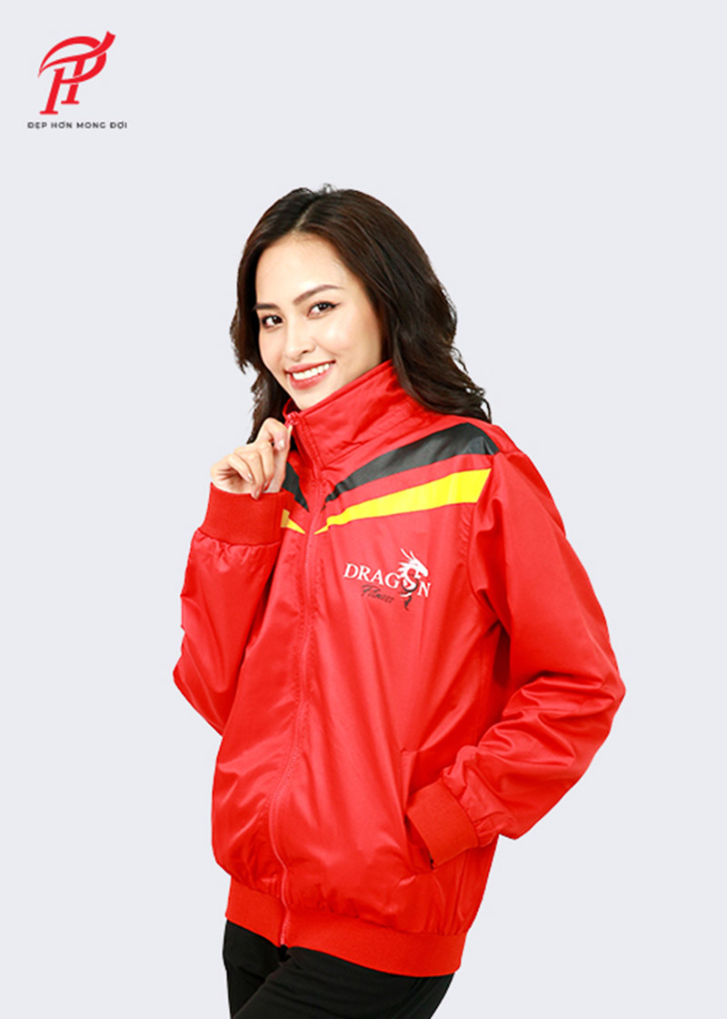 Mẫu áo khoác gió sự kiện màu đỏ