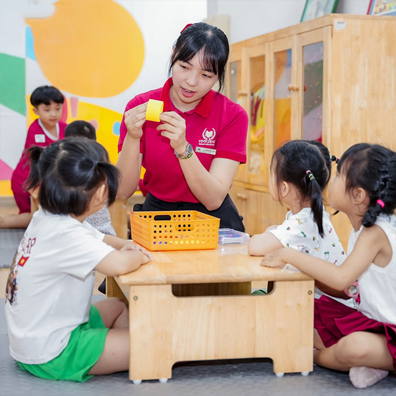 Áo polo cổ bẻ màu đỏ trường Vinschool