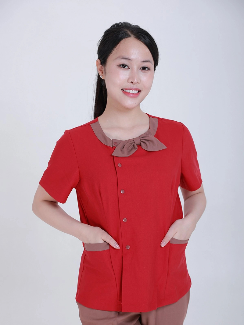Mẫu đồng phục áo đỏ quần nâu có nơ cổ