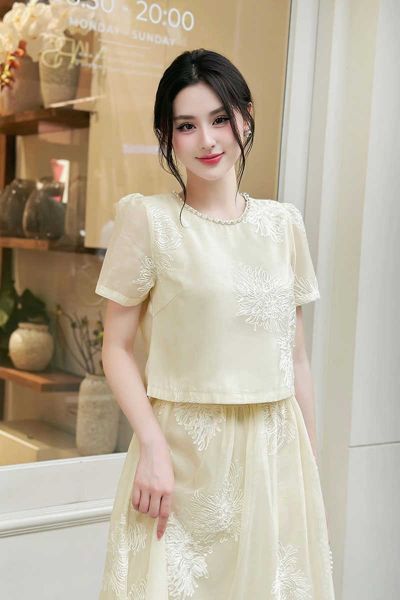 Mẫu áo cổ tròn với vòng ngọc đính ở cổ