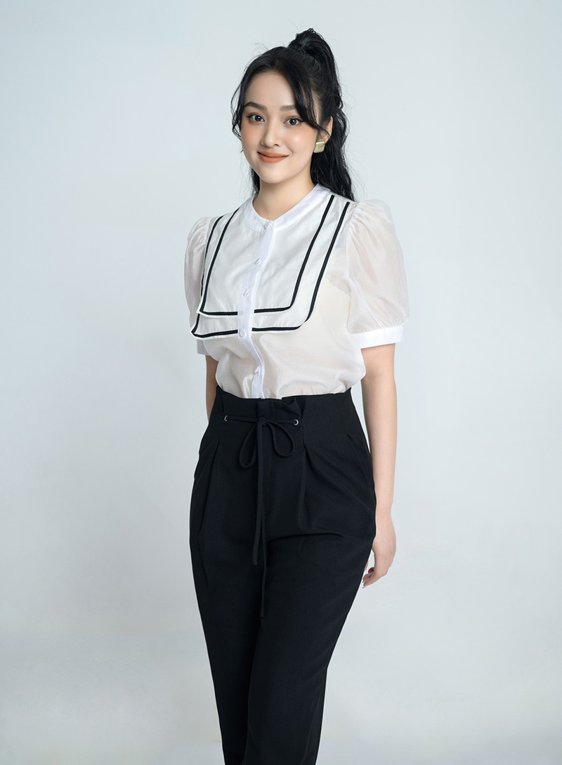 Áo sơ mi cổ tròn với vạt trước cách điệu