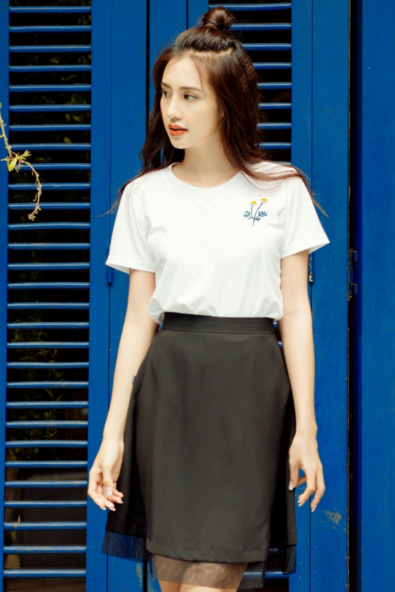 Áo thun trắng cổ tròn đơn giản