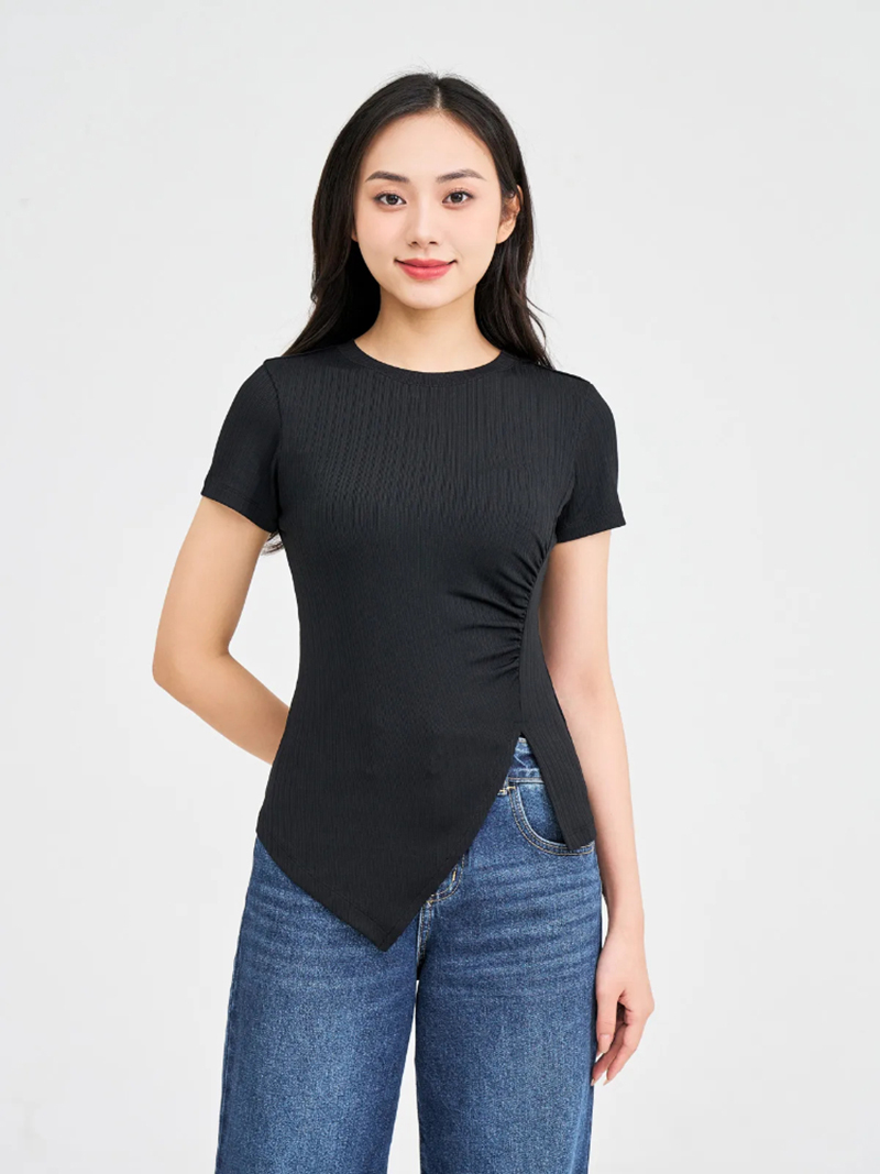 Mẫu áo thun đen cổ tròn cách điệu ở vạt áo