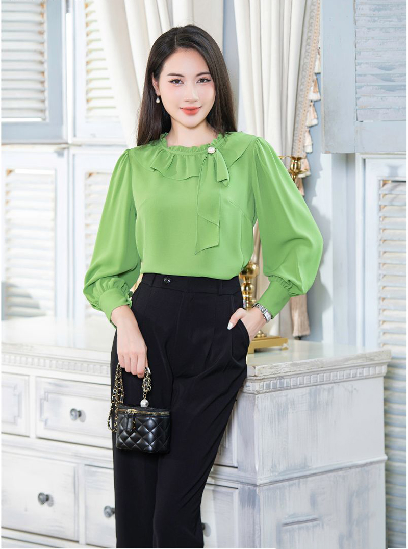 Áo voan cổ tròn màu xanh cách điệu